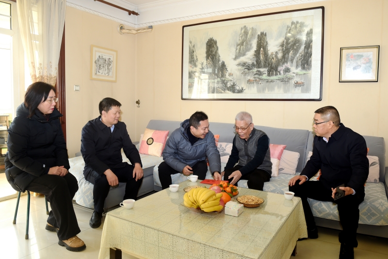省國(guó)資委副主任崔詩(shī)越來(lái)陜西地礦集團(tuán)走訪(fǎng)慰問(wèn)老黨員